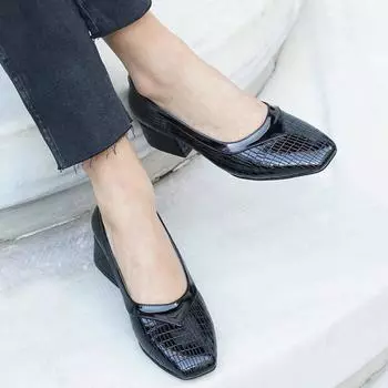 Женская модная черная лакированная женская обувь на коротком каблуке со змеиным рисунком