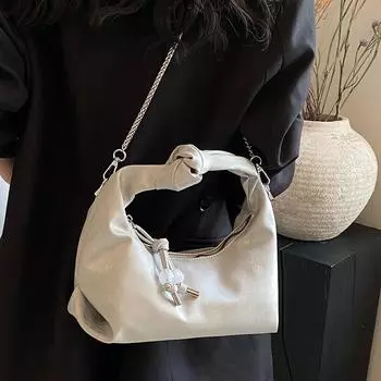 Женская морщинистая сумка под мышками, 2024, новый высококачественный и стильный дизайн для женской ниши, маленькая квадратная сумка через плечо на одно плечо с цепочкой