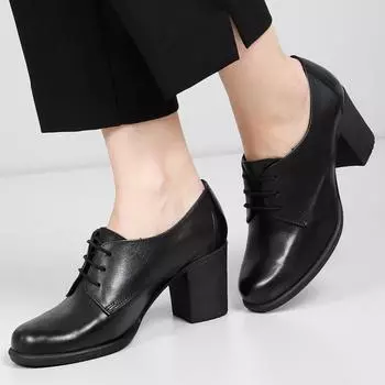 Женская обувь из натуральной кожи черного цвета с круглым носком на среднем каблуке на резиновой подошве на шнуровке