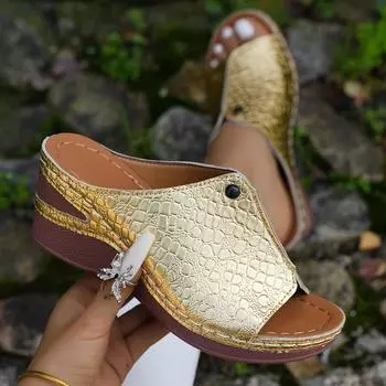 Женская обувь на толстой летней подошве. Повседневные и удобные туфли-оверсайз со змеиным рисунком на покатом каблуке. 36 золотой