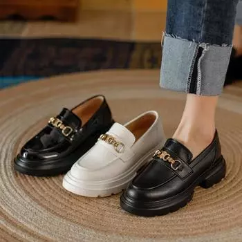 Женская обувь на весну и осень. Кожаные туфли с цепочкой в британском стиле. Универсальные повседневные туфли на плоской подошве. Кожаные лоферы на толстой подошве. 35