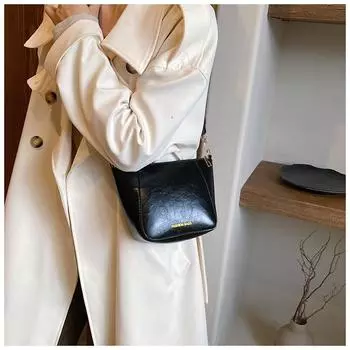 Женская однотонная квадратная сумка на молнии для отдыха из искусственной кожи с наклонным плечевым ремнем и регулируемым ремешком One Size чёрный