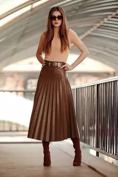 Женская плиссированная кожаная юбка длины миди с поясом