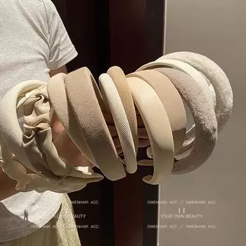 Женская повязка на голову из белой губки с широким краем — стильный, удобный, не создающий давления аксессуар для волос