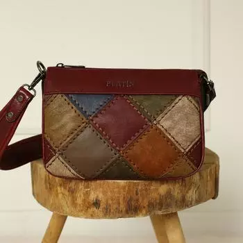 Женская повседневная модель со стильной сумкой