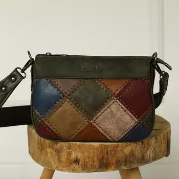 Женская повседневная модель со стильной сумкой