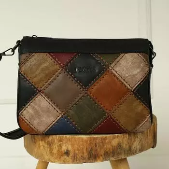 Женская повседневная модель со стильной сумкой