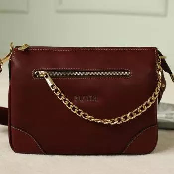 Женская повседневная модель со стильной сумкой