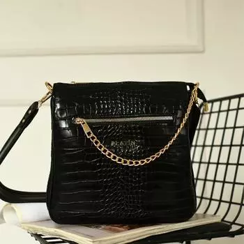 Женская повседневная модель со стильной сумкой