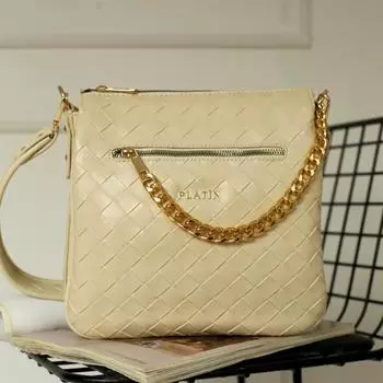 Женская повседневная модель со стильной сумкой