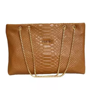 Женская повседневная модель со стильной сумкой