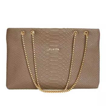 Женская повседневная модель со стильной сумкой