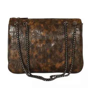 Женская повседневная модель со стильной сумкой