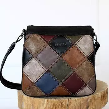 Женская повседневная модель со стильной сумкой