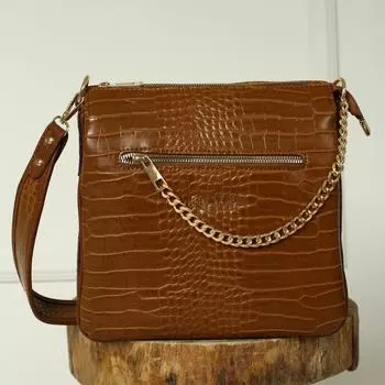 Женская повседневная модель со стильной сумкой