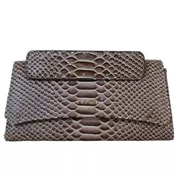 Женская повседневная модель со стильной сумкой