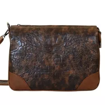 Женская повседневная модель со стильной сумкой