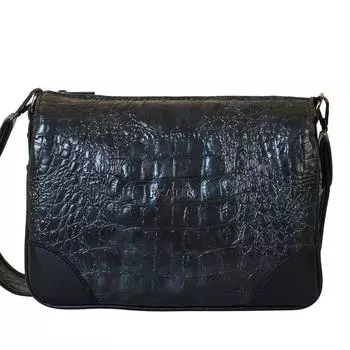 Женская повседневная модель со стильной сумкой