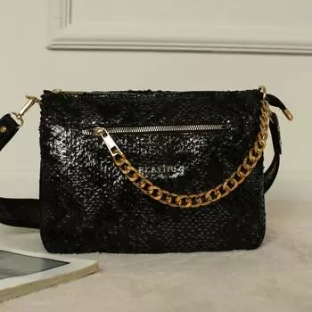 Женская повседневная модель со стильной сумкой