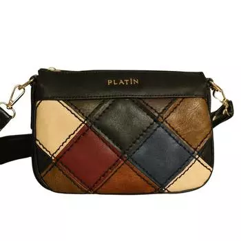 Женская повседневная модель со стильной сумкой