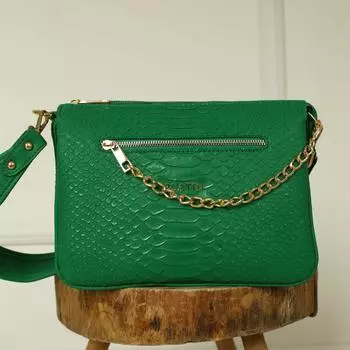 Женская повседневная модель со стильной сумкой