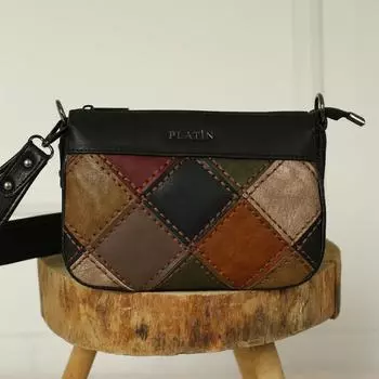 Женская повседневная модель со стильной сумкой