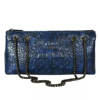 Женская повседневная модель со стильной сумкой