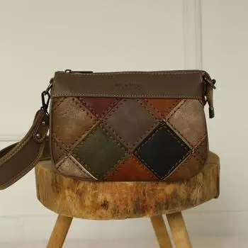 Женская повседневная модель со стильной сумкой