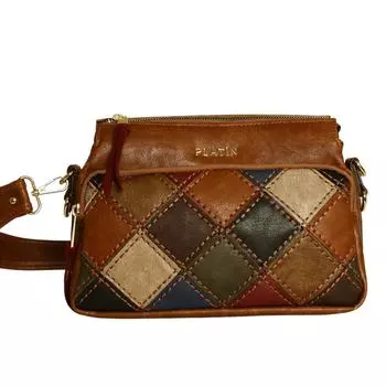 Женская повседневная модель со стильной сумкой