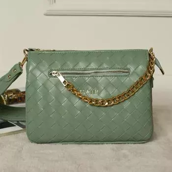 Женская повседневная модель со стильной сумкой