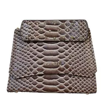 Женская повседневная модель со стильной сумкой