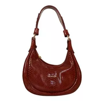 Женская повседневная модель со стильной сумкой