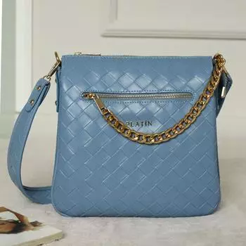 Женская повседневная модель со стильной сумкой