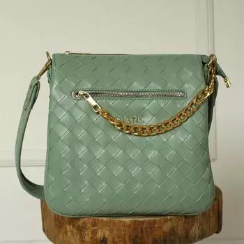 Женская повседневная модель со стильной сумкой