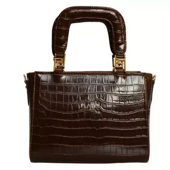 Женская повседневная модель со стильной сумкой