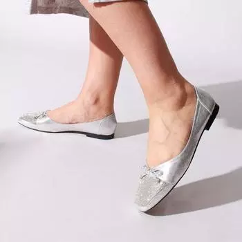 Женская повседневная обувь с серебристым блестящим камнем