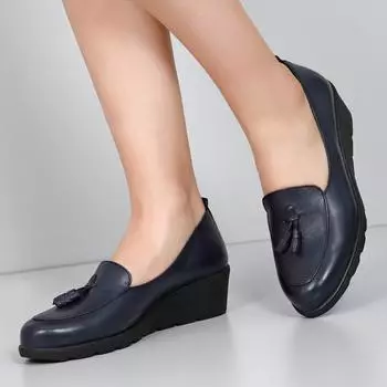 Женская повседневная обувь темно-синего цвета из натуральной кожи с круглым носком и заполненной подошвой с кисточками