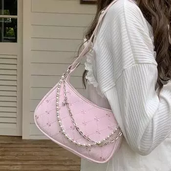 **Женская розовая сумка-багет с бабочкой и цепочкой из жемчуга и бриллиантов**