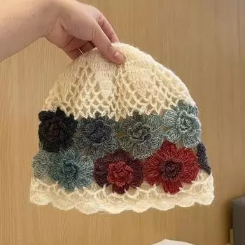 Женская шапка с разноцветными цветами, связанная крючком вручную 1