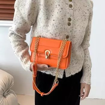 Женская сумка 2024 года, новая сумка через плечо, простая сумка в иностранном стиле, модная европейская и американская сумка-мессенджер с отступом, маленькая свежая сумка-мессенджер с цепочкой чёрный