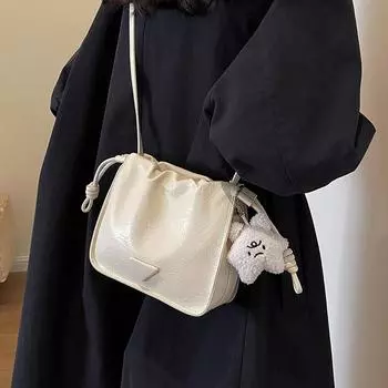 Женская сумка 2024 года, новая сумка-мессенджер, сумка-ведро на осень и зиму, нишевый дизайн, высококачественная сумка, ретро-сумка через плечо со складками чёрный