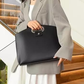 Женская сумка большого размера для деловых документов.