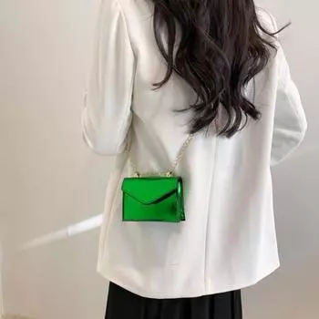 Женская сумка через плечо из глянцевой искусственной кожи с небольшим прямоугольным звеном и цепочным ремешком зелёный