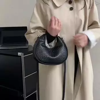 Женская сумка через плечо из искусственной кожи премиум-класса, новая модная нишевая сумка через плечо, простая стильная женская тканая сумка-хобо 14x5x20cm чёрный