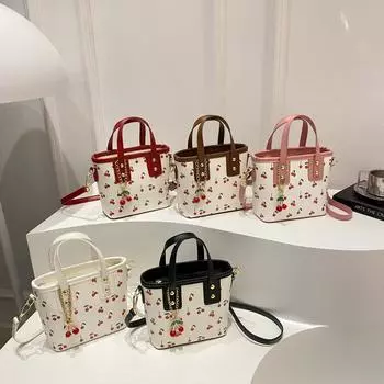 Женская сумка через плечо из искусственной кожи вишневого цвета, большая вместимость, модная сумка для поездок на работу с подвеской в виде вишни, стильная сумка через плечо, эстетичная сумка 17x9x15cm чёрный