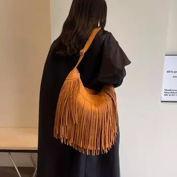 Женская сумка через плечо с кисточками чёрный