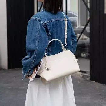 Женская сумка из натуральной кожи, большая вместимость, 2025 г., новая женская сумка, нишевая сумка, женская модная сумка на одно плечо через плечо 30x10x22cm чёрный