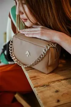 Женская сумка-мессенджер на молнии с цепочкой