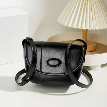 Женская сумка-мессенджер на одно плечо с диагональной цепочкой. Сумка через плечо в ромбовидной форме. Женская мода.