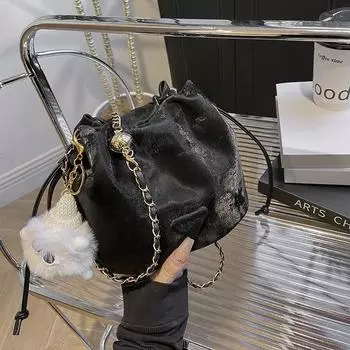 Женская сумка-мессенджер, повседневная нишевая модная сумка-ведро в иностранном стиле, популярная в этом году, весна 2024, новая модная маленькая сумка Without pendant чёрный